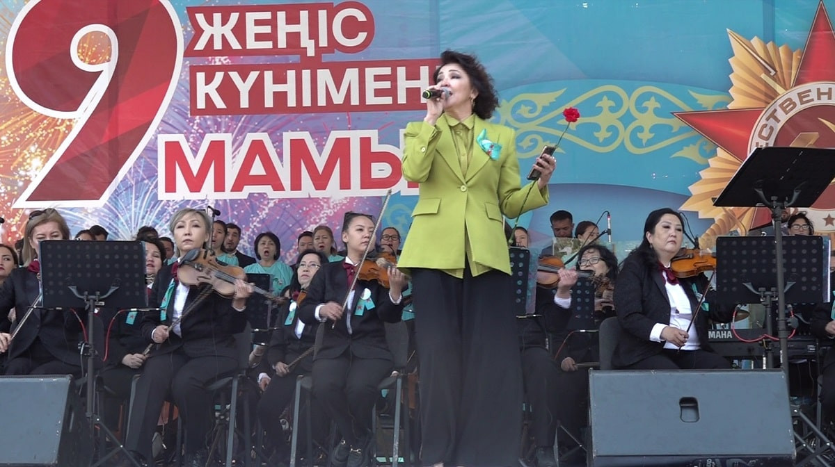 Звезды казахстанской эстрады выступили с концертом в парке 28 гвардейцев-панфиловцев