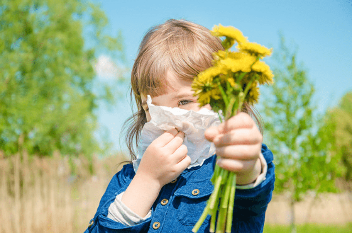 Как проявляется аллергия на цветение. Аллергия поллиноз. Весенние аллергики. Аллергические заболевания у детей. Детский поллиноз.
