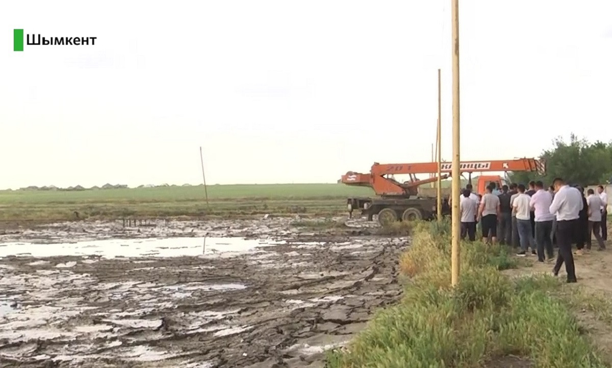 Зловонный водоем: жители Шымкента просят власти избавить их от пруда с нечистотами