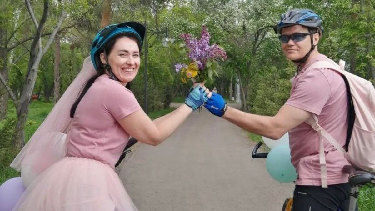 Велосипеды в придачу: необычная свадьба состоялась в Петропавловске