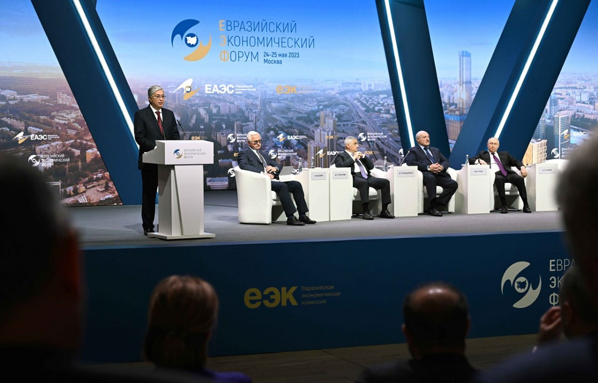 ЕАЭС: Токаев призвал решать проблемы взаимных барьеров и ограничений