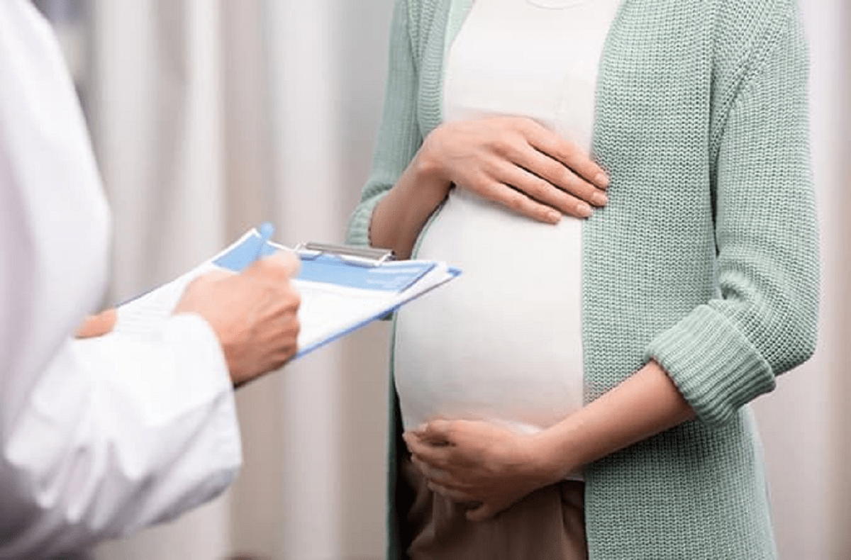 Алматинские врачи рассказали о рисках ранней беременности