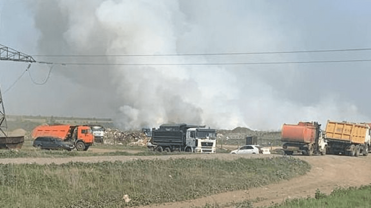 Уральск накрыло дымом: третьи сутки тушат мусорный полигон 