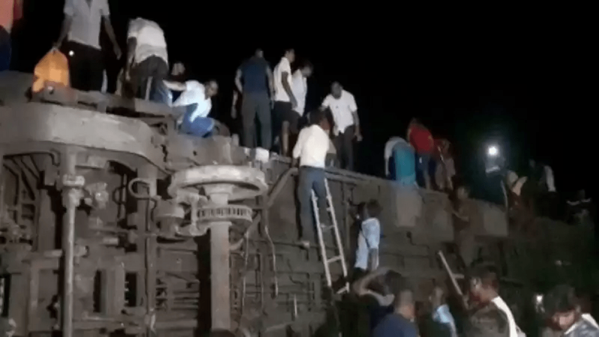 Катастрофа на железной дороге в Индии: 50 человек погибли