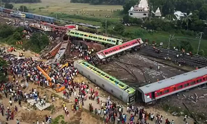 Число погибших при столкновении поездов в Индии увеличилось