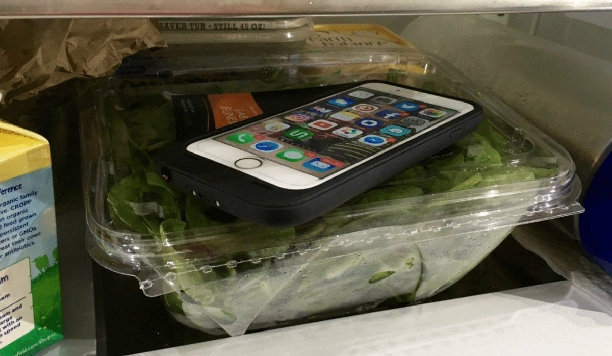 Нужно ли в жару класть смартфон в холодильник
