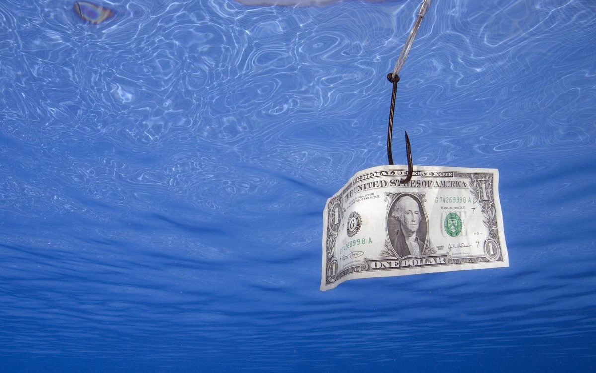 Рыбка не ловится: что происходит с курсом доллара в Казахстане