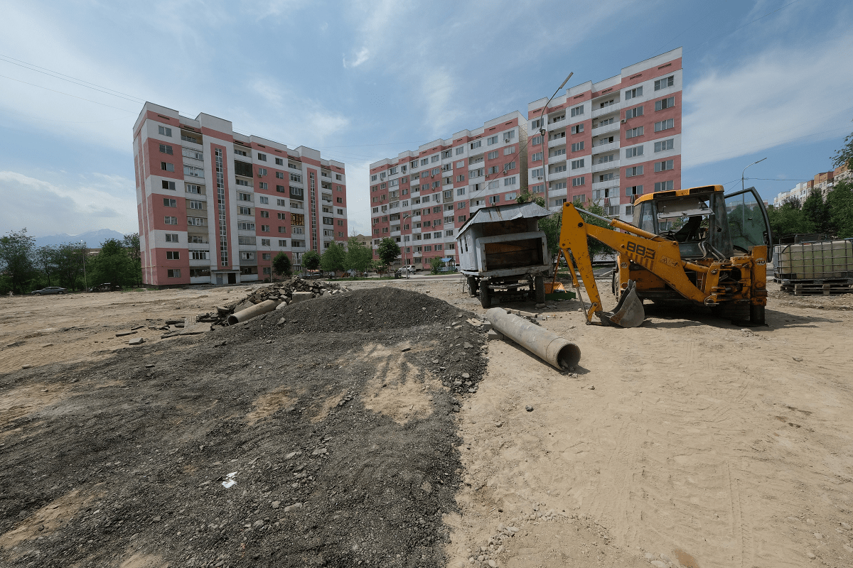 Работы по укреплению домов в микрорайоне «Зердели» должны завершиться в течение двух месяцев – аким мегаполиса