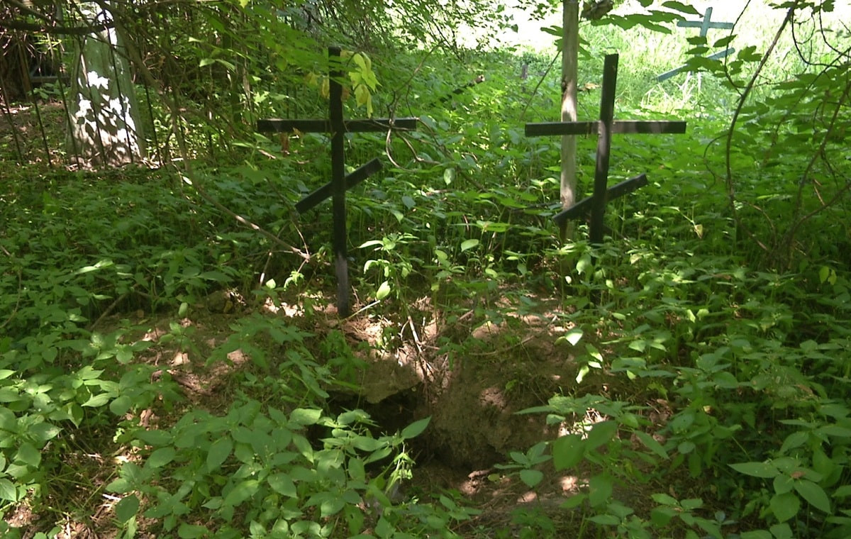 Живых нужно бояться: заброшенное кладбище превращается в свалку