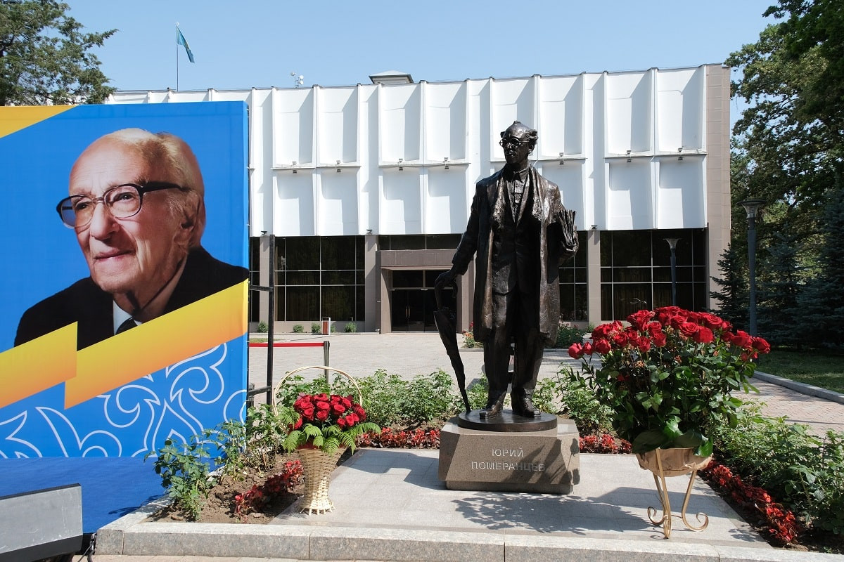 Таланты и поклонники: в Алматы открыли скульптуру в честь Юрия Померанцева