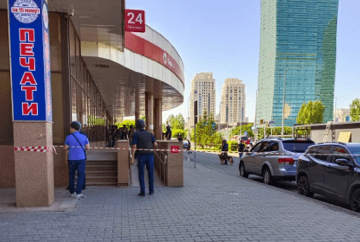 Захвачен банк: вооруженный мужчина взял в заложники казахстанцев