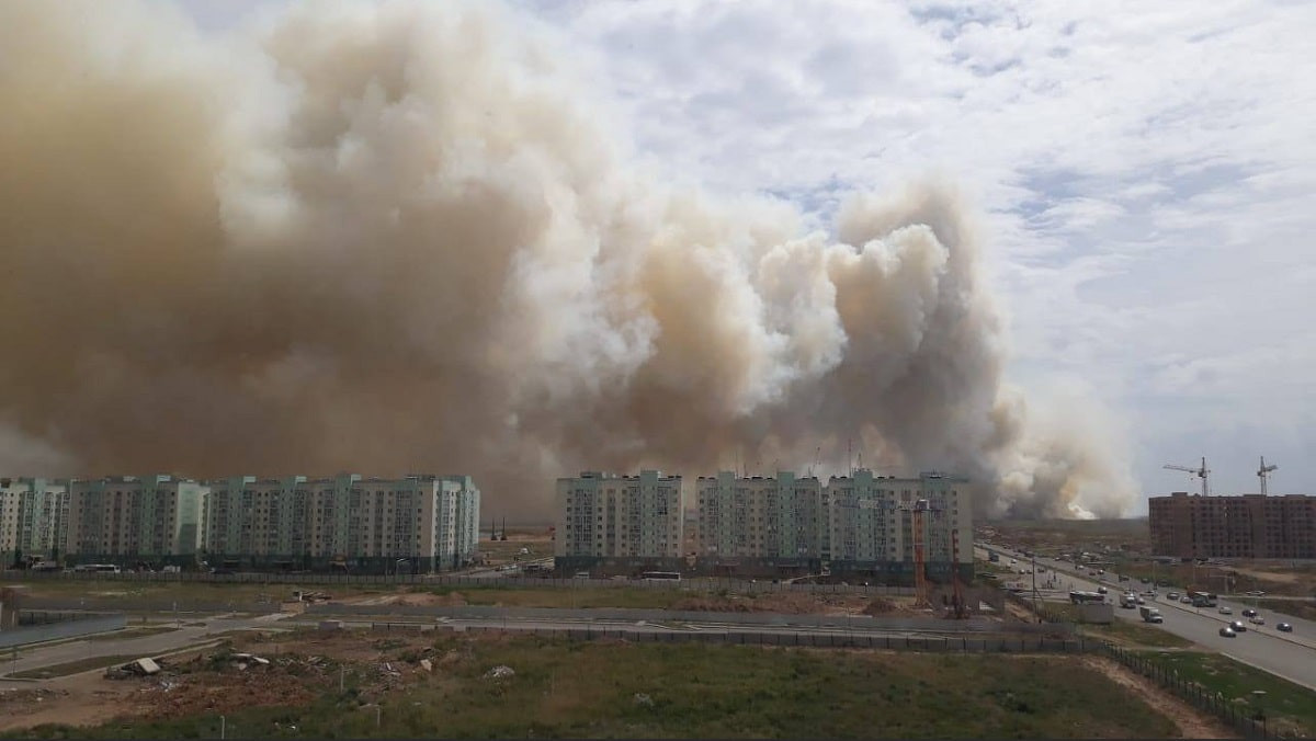Пожар близ Астаны тушат вторые сутки