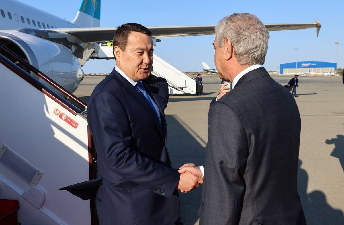 Алихан Смаилов прибыл с официальным визитом в Азербайджан