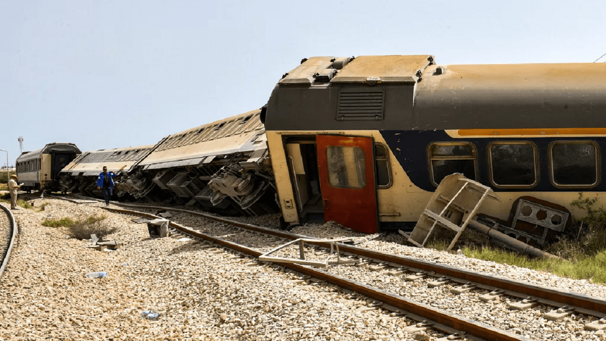 Пассажирский поезд сошел с рельсов: есть погибшие