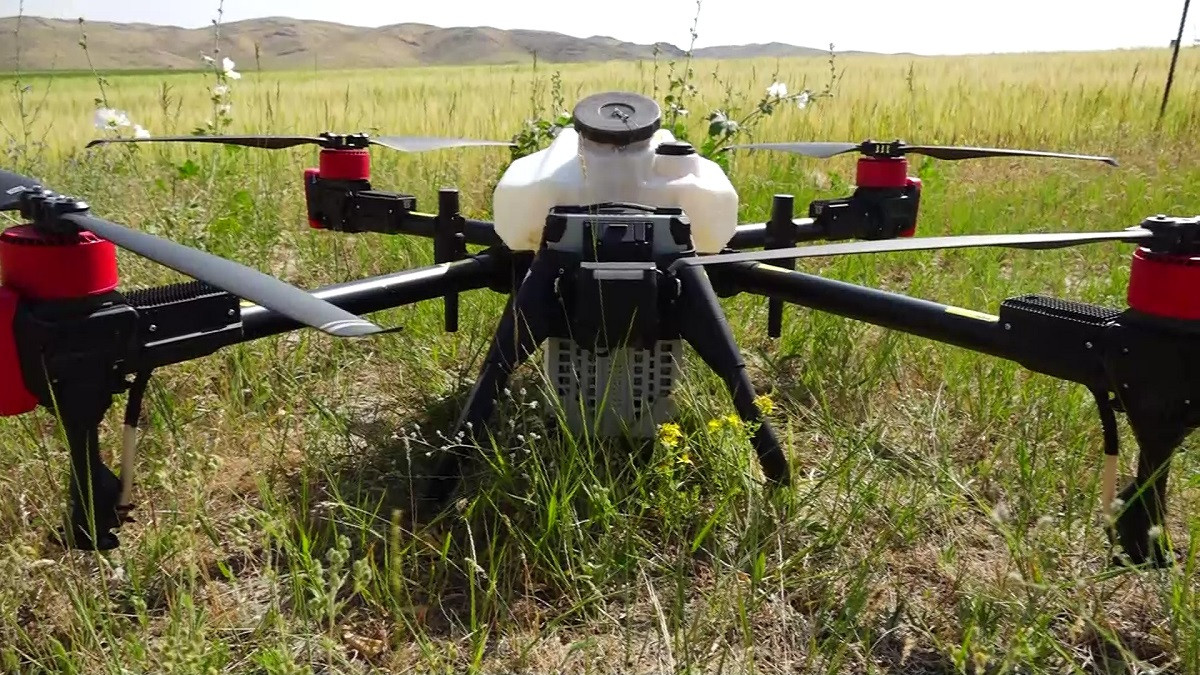 Инновация в помощь: сельчане начали удобрять свои поля с помощью дронов