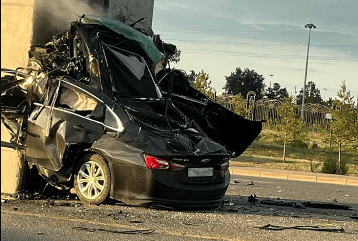 Жуткая авария в Астане: автомобиль врезался в столб LRT