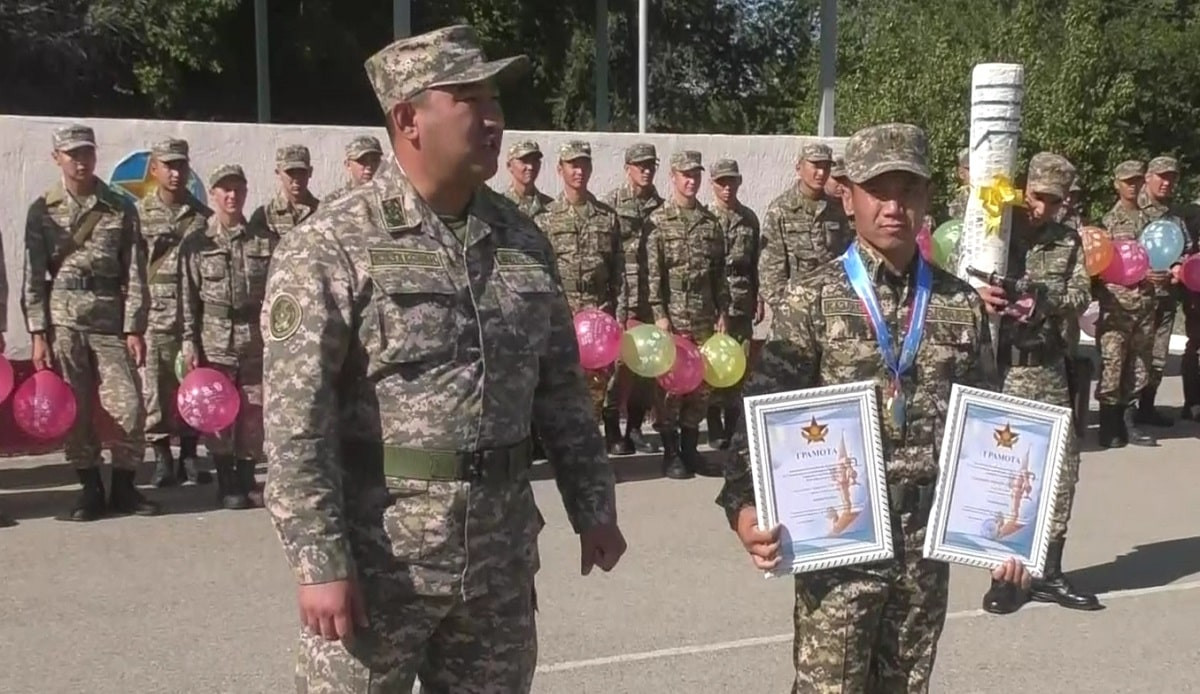 Новый рекорд: военнослужащий из Тараза стал чемпионом по подтягиванию на перекладине