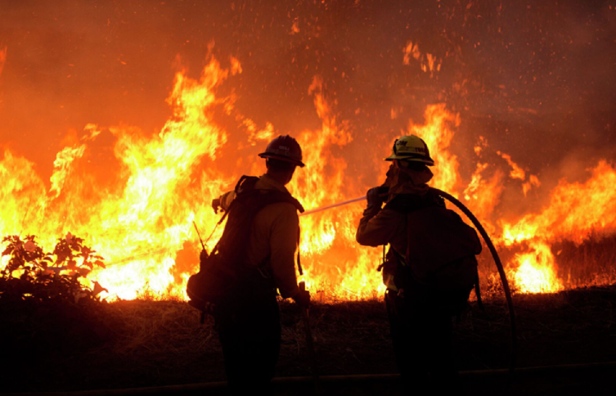 Пожары в области Абай: спасатели периодически борются с новыми очагами возгорания