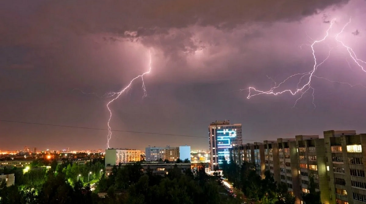 Гроза, пыльная буря, жара: в Казахстане объявлено штормовое предупреждение