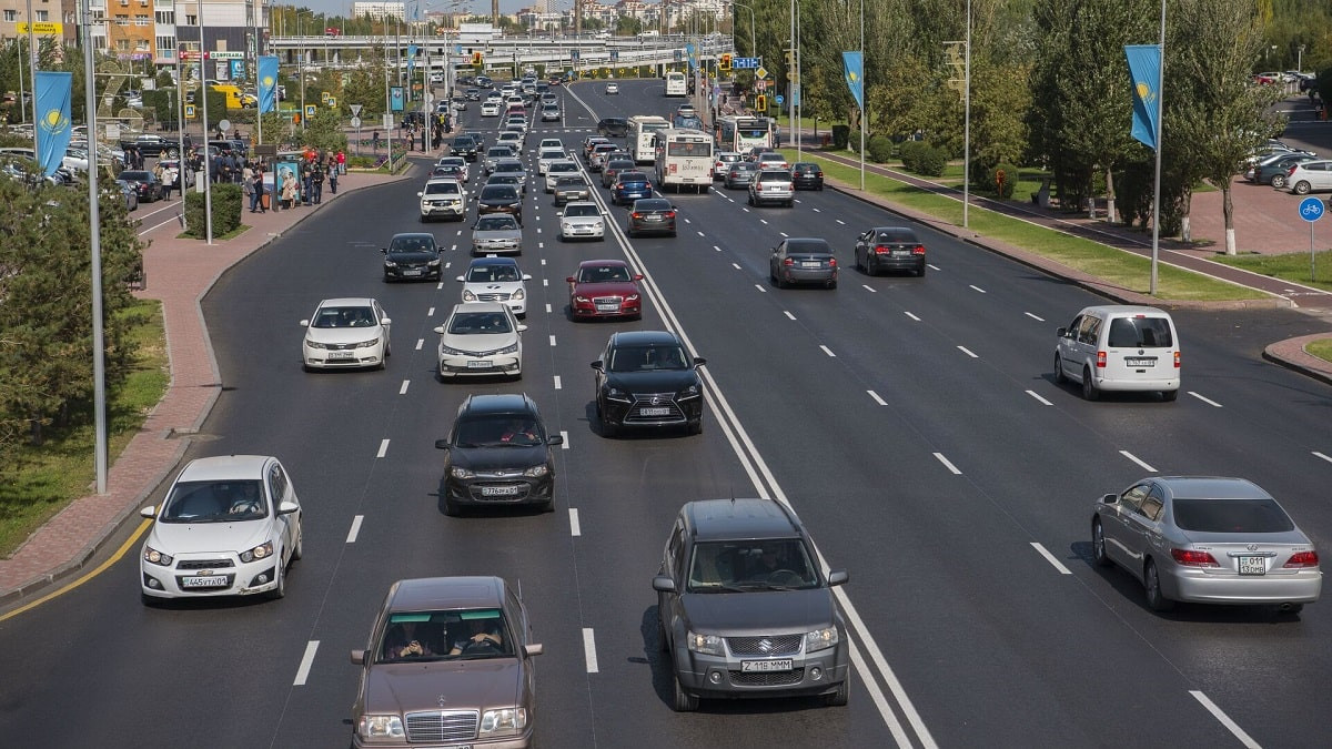 Казахстанских водителей предупредили об увеличении трафика в выходные дни