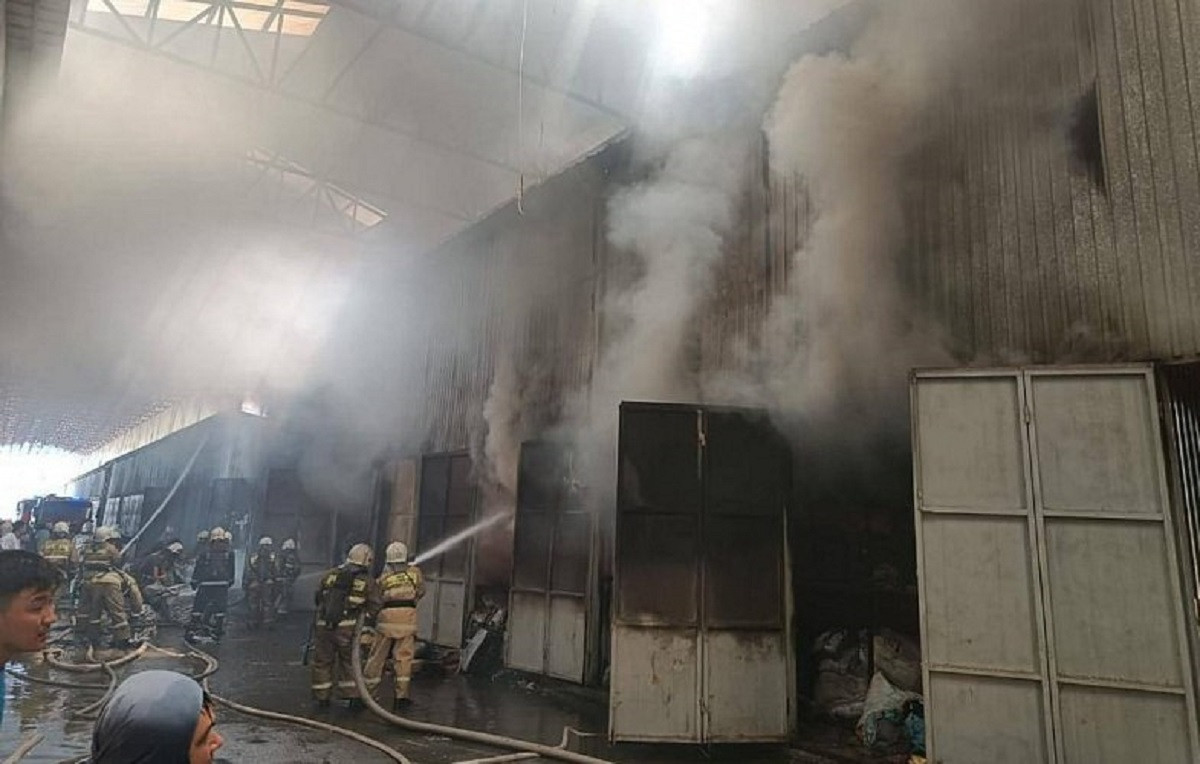 Пожар тушат на барахолке в мегаполисе