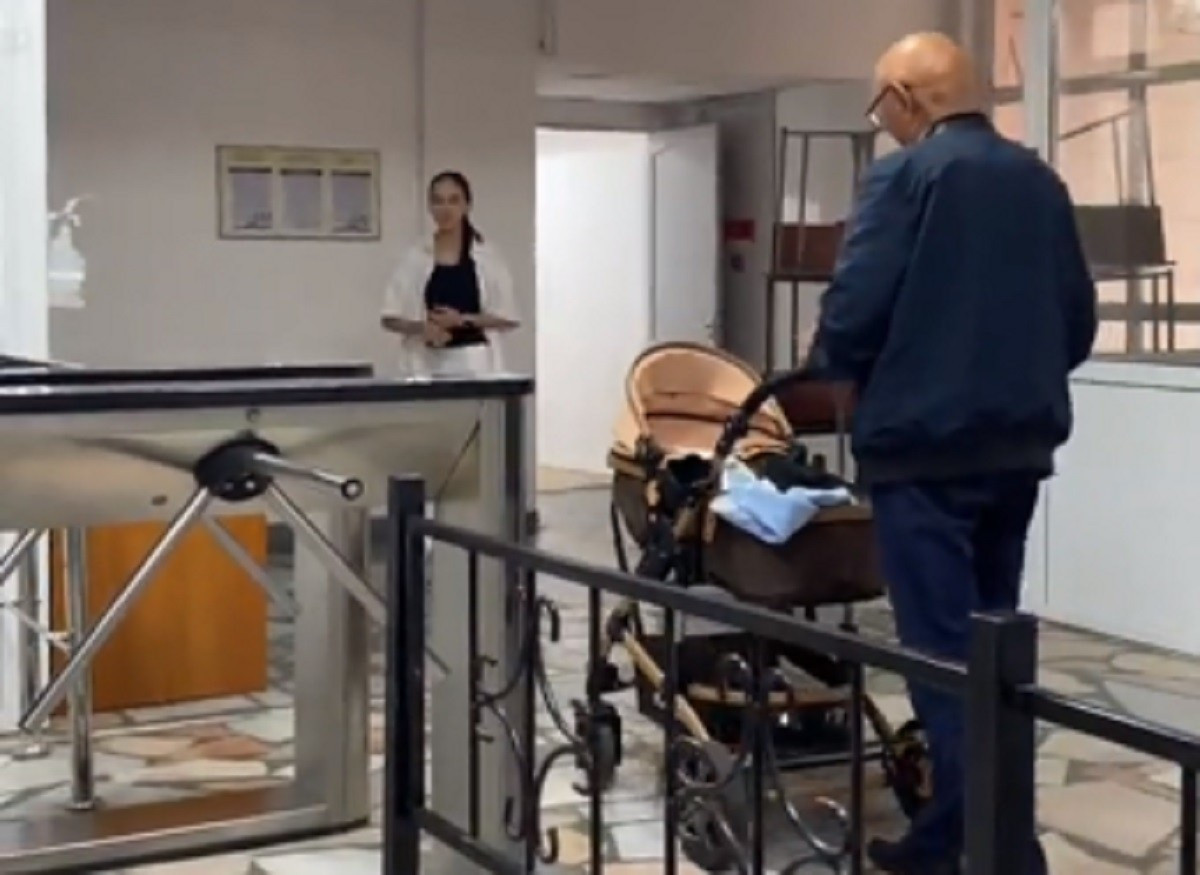 Баю-бай: видео охранника с малышом набирает тысячи просмотров