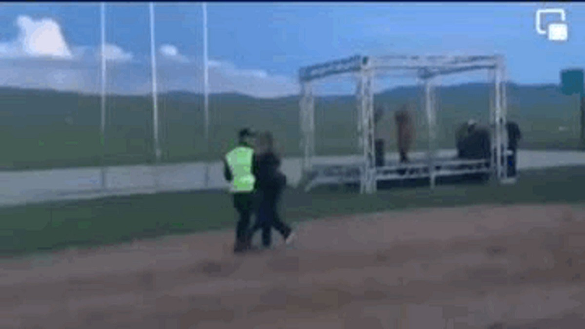 Танцуя, увел со сцены: видео с полицейским набирает тысячи просмотров