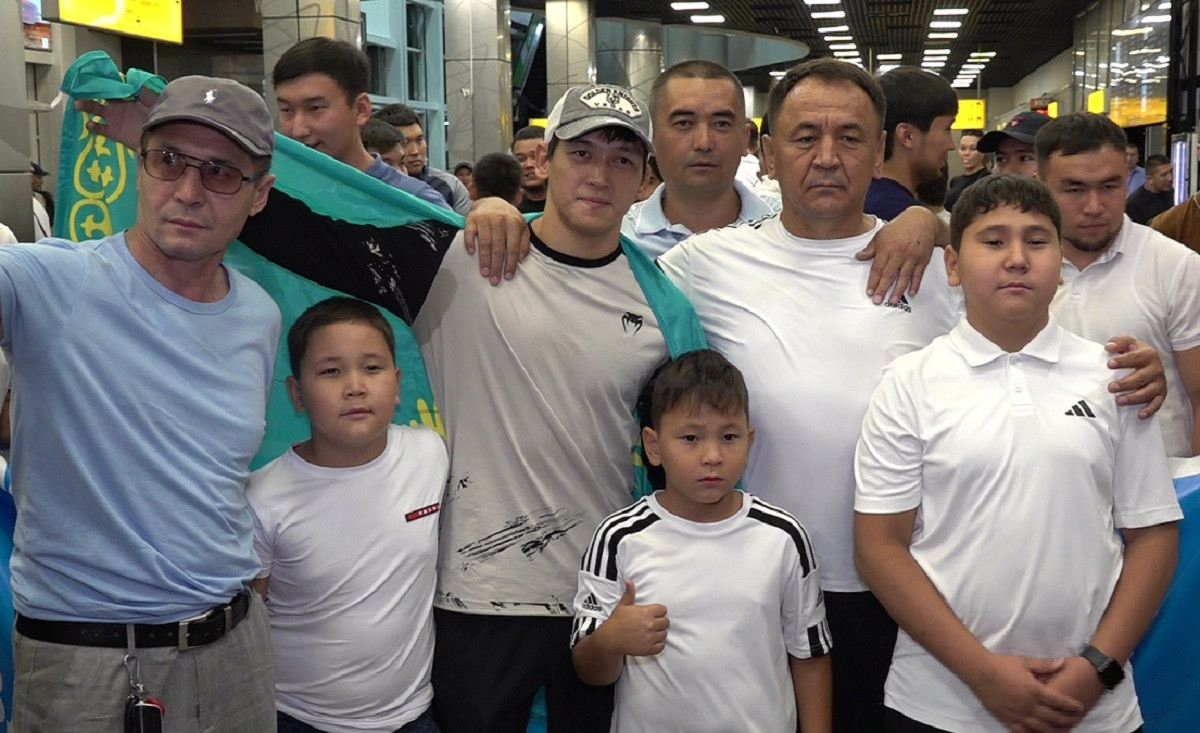 С медалью домой: казахстанский боец вернулся на родину с победой