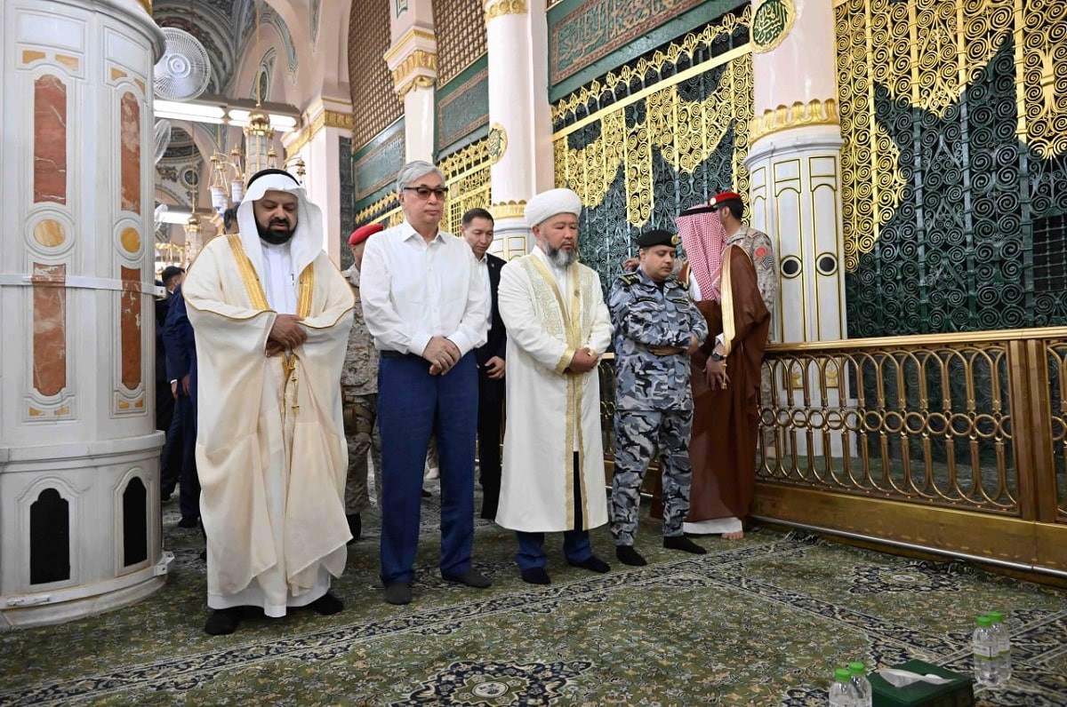 Президент посетил мечеть Пророка Мухаммеда