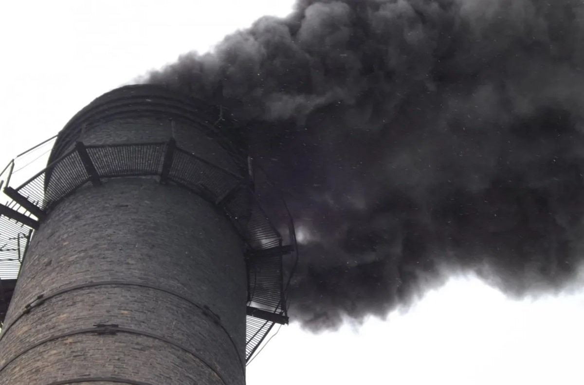 Токсичное предприятие: люди жалуются, что каждый вечер их накрывает густой черный дым и смрад