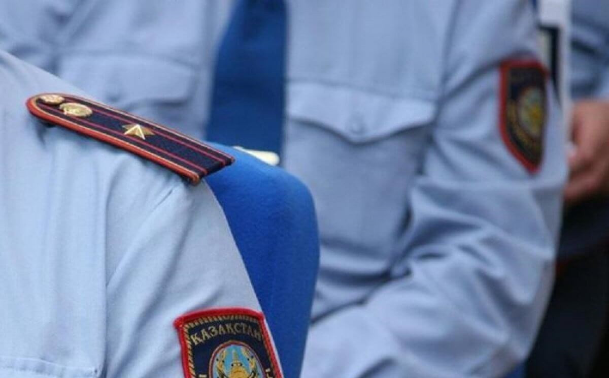 В Шымкенте полицейский сбил на служебном авто женщину с ребенком