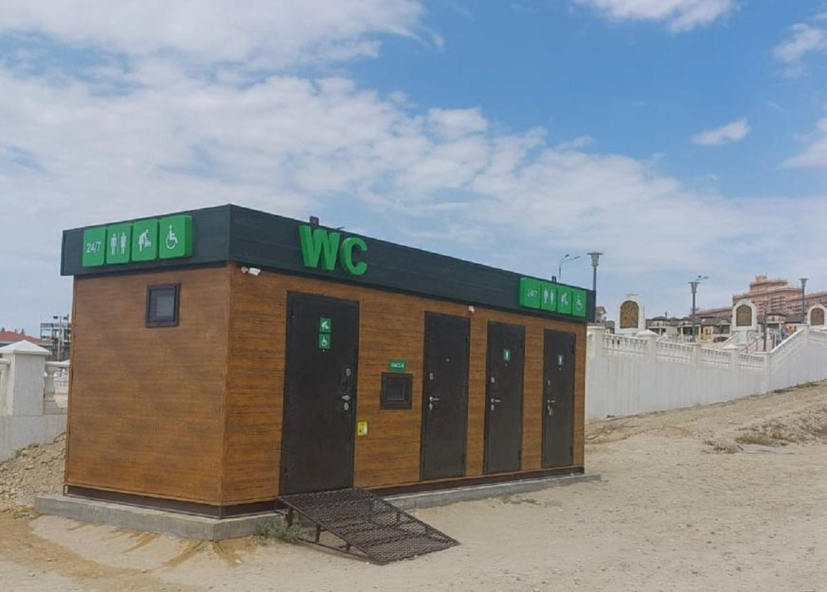 В Актау установили общественные туалеты по цене 2-комнатной квартиры