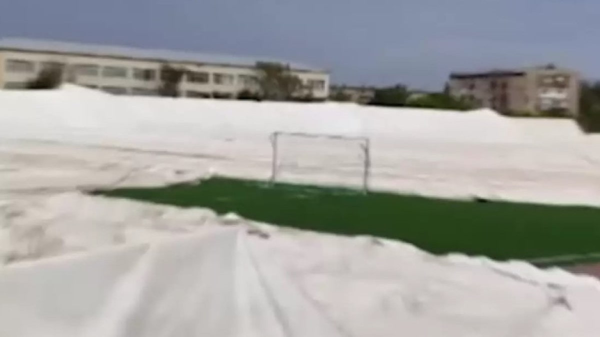 Сила ветра: в Сатпаеве обрушился купол футбольного поля