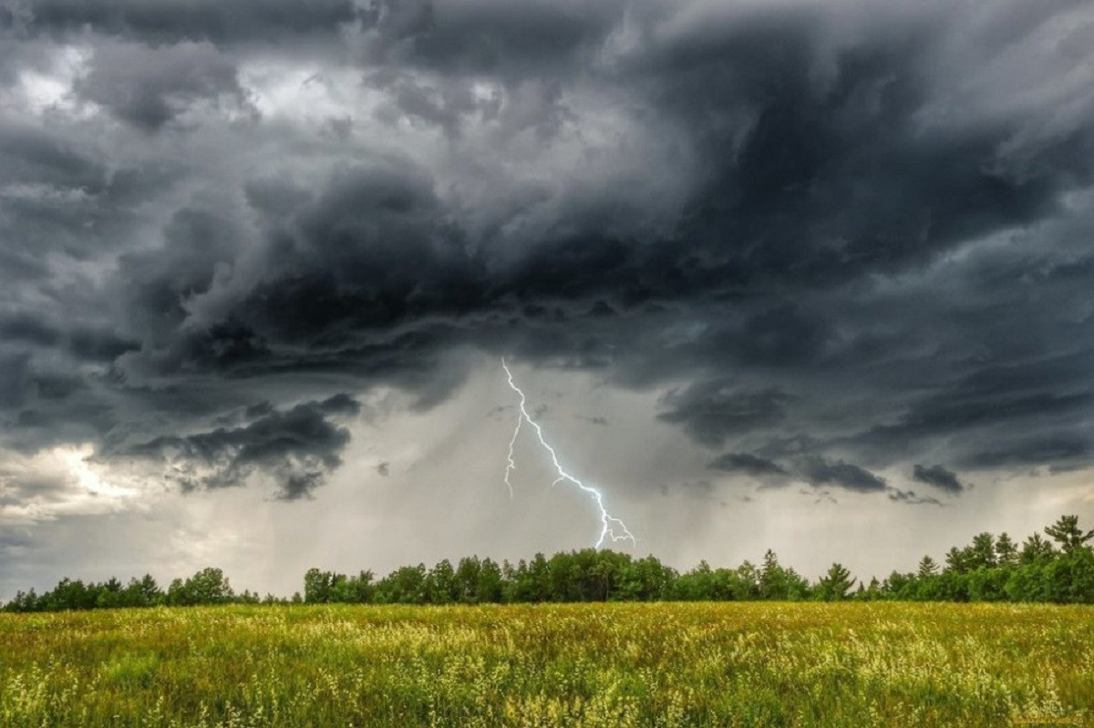 Дожди с грозами и град: какая погода ожидает казахстанцев 7 августа