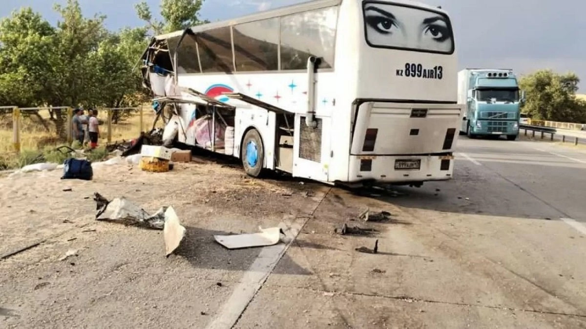 Пассажир и водитель автобуса погибли из-за взорвавшегося колеса