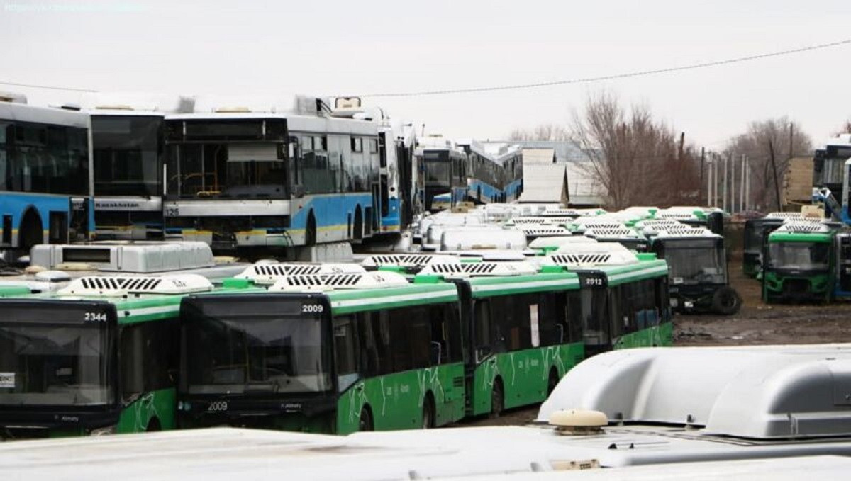 Автобустар зираты: Алматы әкімдігі жұмыс істемейтін көліктер туралы пікір білдірді