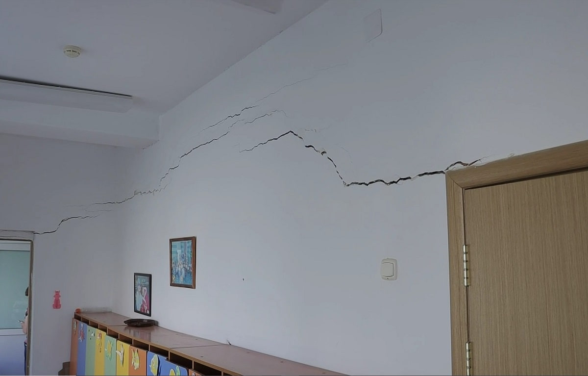 Аварийное здание: в Атырау детский сад закрывают на капремонт
