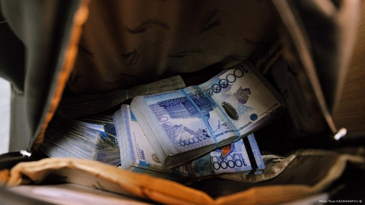 Кыргызстанец пытался ввезти в Казахстан 147 миллионов тенге в рюкзаке
