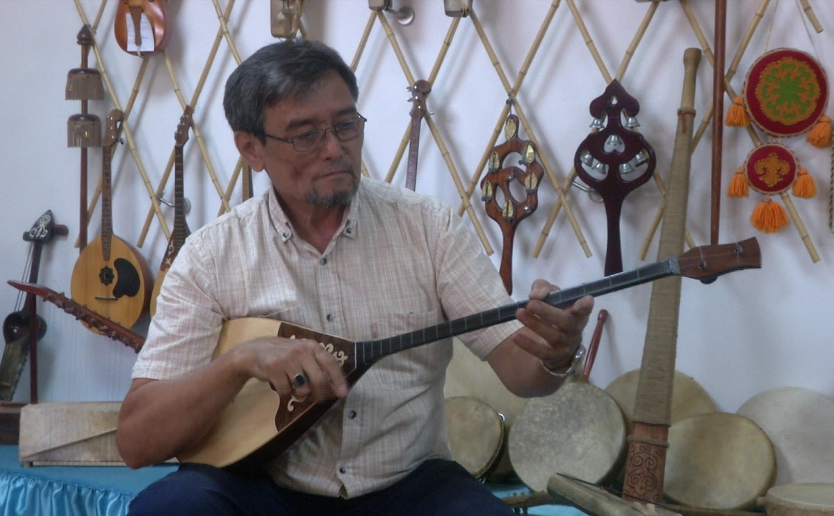 Струны души: династия домбристов больше 30 лет изготавливает музыкальные инструменты