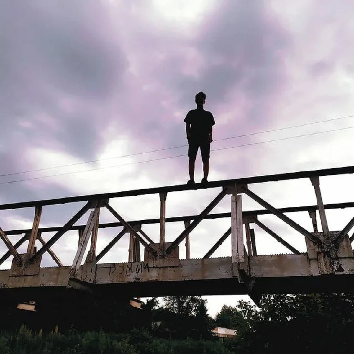Когда жизнь не мила: молодой человек прыгнул с моста через Иртыш