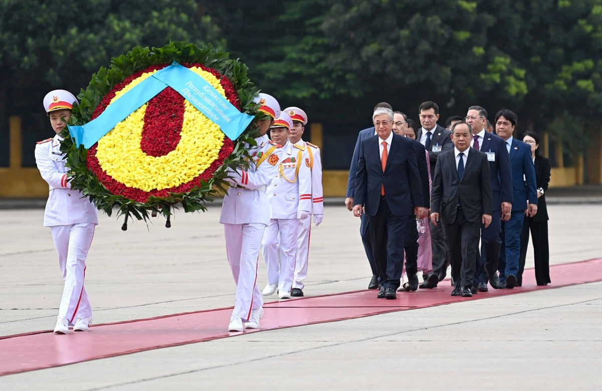 Президент возложил цветы к монументу национальным героям Вьетнама