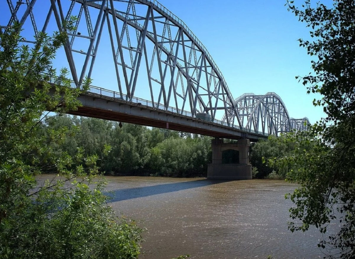 Любовь довела: пьяный уралец пытался спрыгнуть с моста в реку