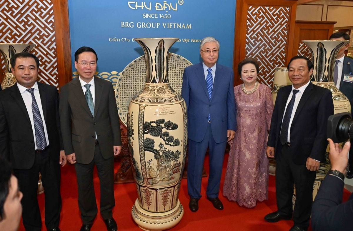 Қазақстан мен Вьетнам президенттері керамика бұйымдарын шығаратын деревняға барды