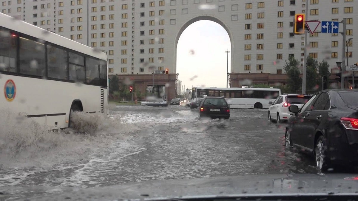 Снова плывем: ливень устроил потопы на улицах Астаны