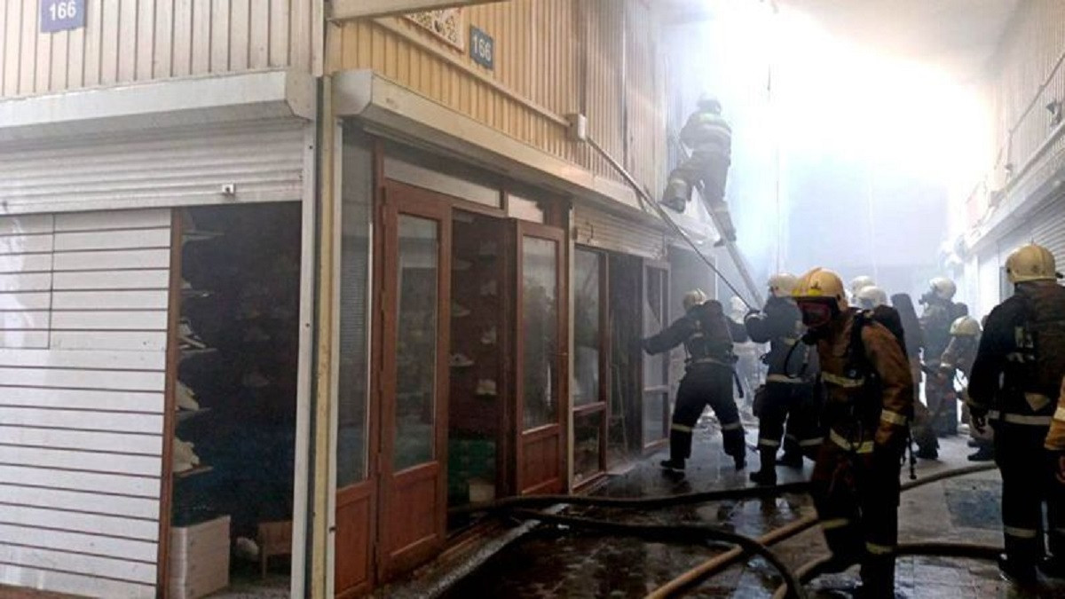 Пожар на барахолке: огнем были охвачены контейнеры на рынке "Алмалы"
