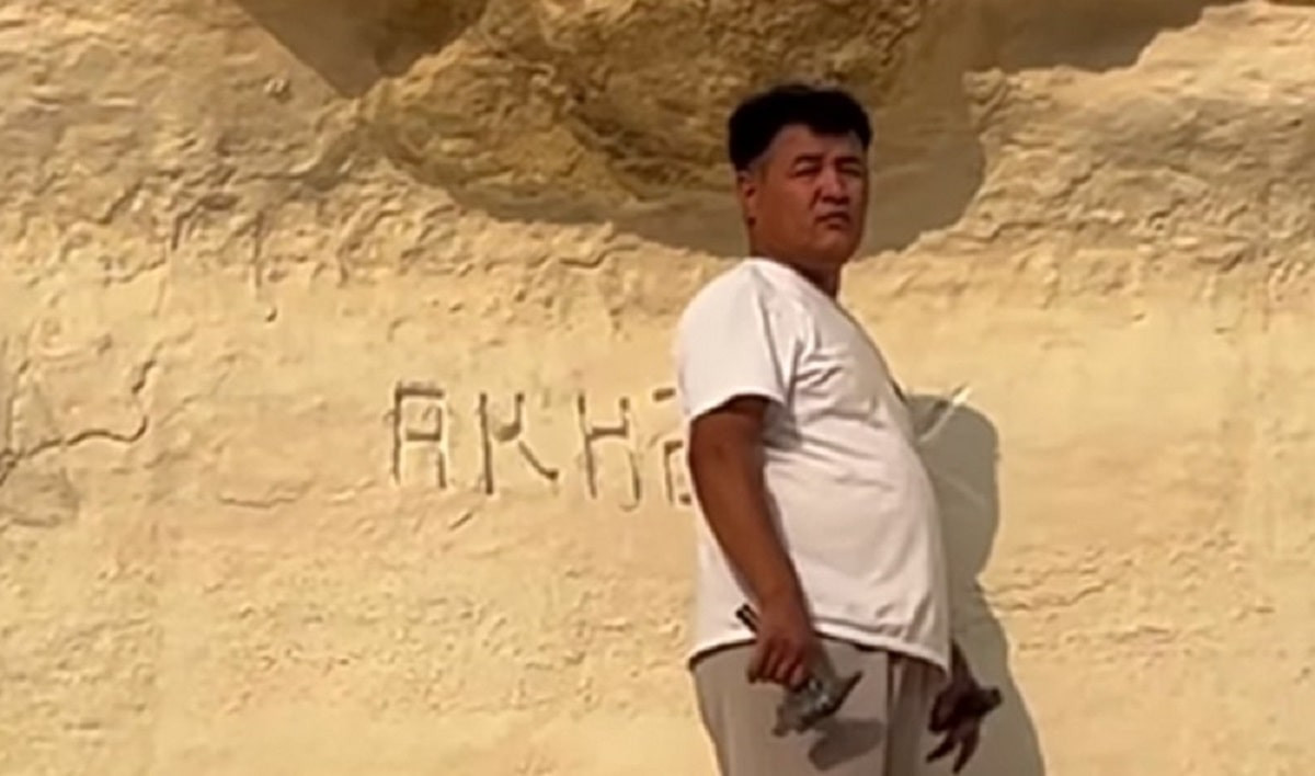 Культурный вандализм: мужчина высек свое имя на стене ущелья Ыбыкты Сай