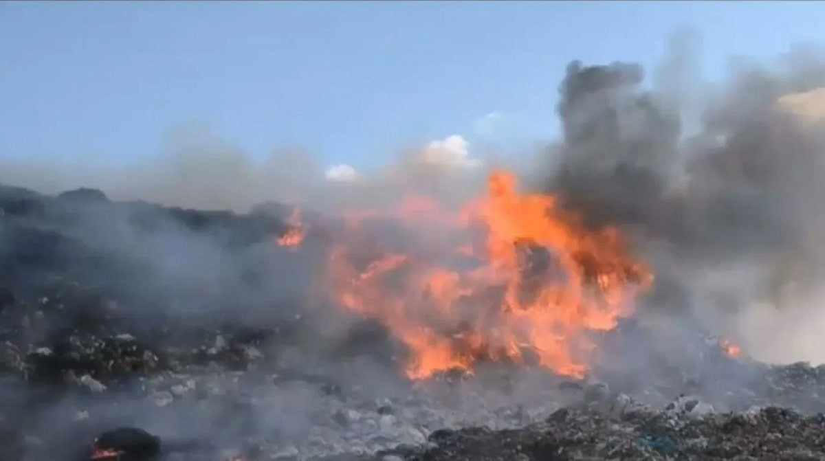 Зловонная проблема: в Актобе несколько дней горел мусорный полигон