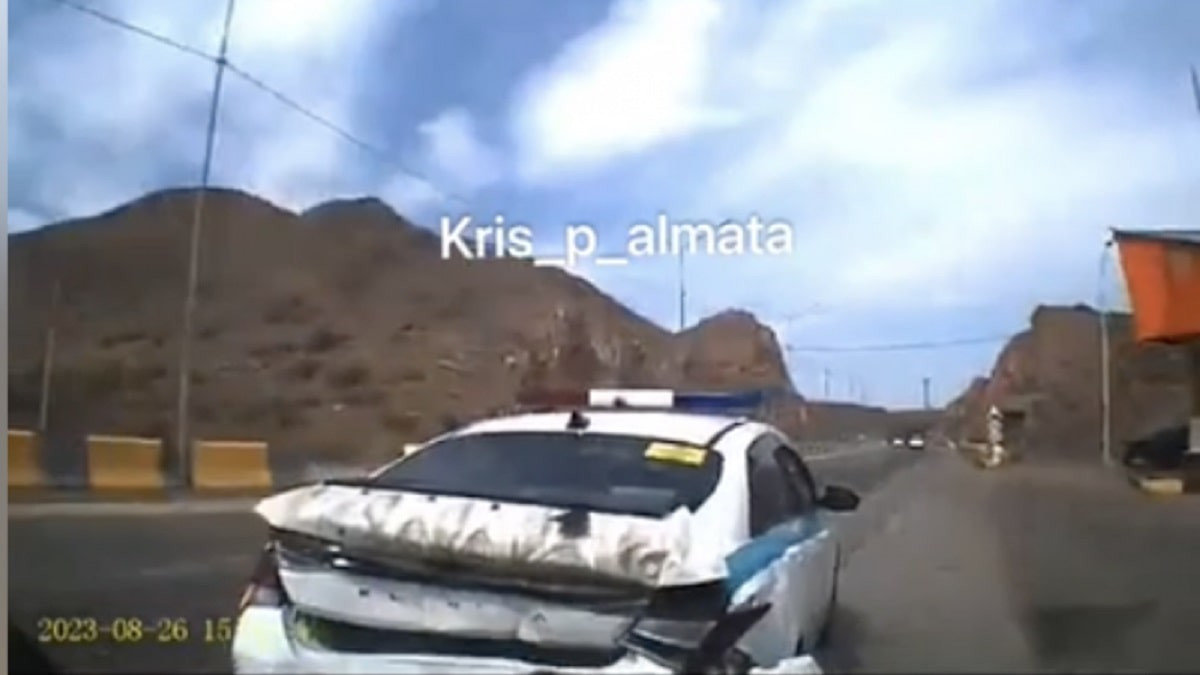 На абордаж: нелепое ДТП произошло с патрульным авто на трассе Алматы-Конаев