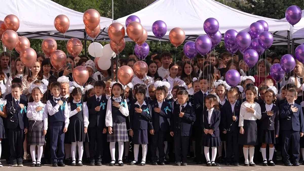 День знаний: в новом учебном году в Алматы свои двери распахнули 323 школы