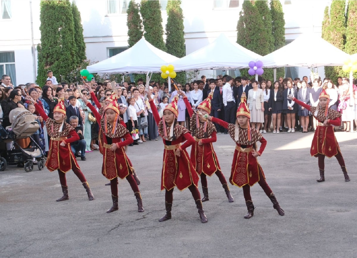 В костюмах казахских батыров: как отметили День знаний школьники Алматы